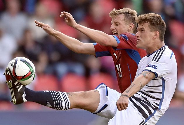 Alexander Scholz z Dánska a český záložník Ladislav Krejčí (vlevo) během utkání EURO 2015 hráčů do 21 let v Praze.