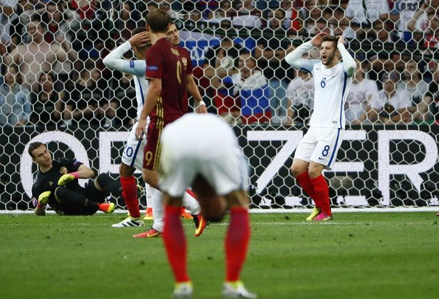 Anglický záložník Adam Lallana poté, co nepřekonal ruského brankáře Akinfejeva.