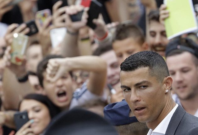Šílenství v Turíně. Fanoušci nadšeně vítají portugalskou hvězdu Juventusu - Cristiana Ronalda.
