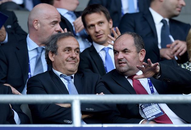 Předseda FAČR Miroslav Pelta (vpravo) a šéf evropského fotbalu Michel Platini sledují v Edenu finále ME hráčů do 21 let.