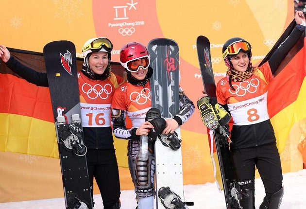 Tři nejlepší snowboardistky ze závodu v paralelním obřím slalomu. Zleva stříbrná Selina Joergová, uprostřed zlatá Ester Ledecká a vpravo bronzová Theresia Hofmeisterová.