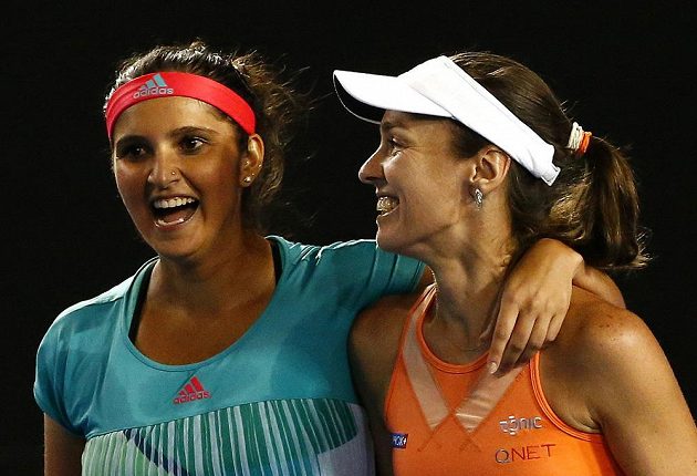 Martina Hingisová (vpravo) a Sania Mirzaová se radují z deblového titulu na Australian Open.