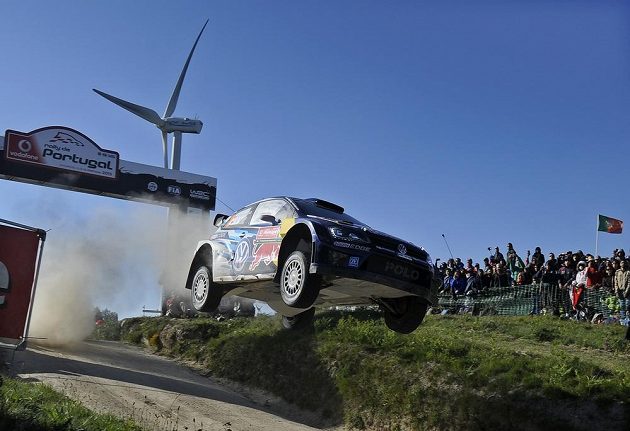 Finové Jari-Matti Latvala a Miikka Anttila s vozem Volkswagen Polo R WRC během portugalské rallye.