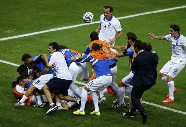 Obrovská radost řeckého týmu poté, co Giorgios Samaras proměnil v nastaveném čase pokutový kop.