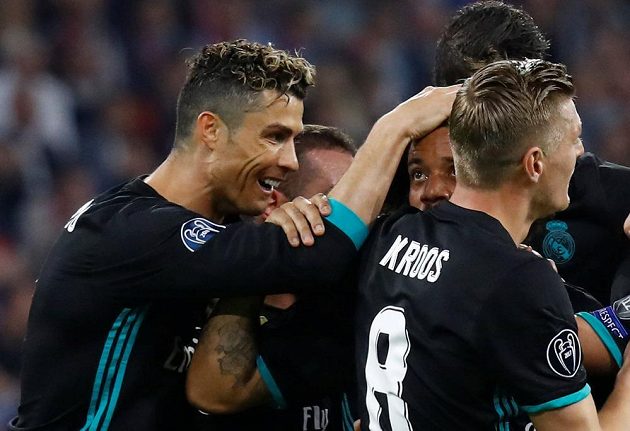 Radost v podání Bílého baletu v semifinále Ligy mistrů na hřišti Bayernu. Střelec gólu Marcelo slaví se spoluhráči. Mezi gratulanty byl i Cristiano Ronaldo.