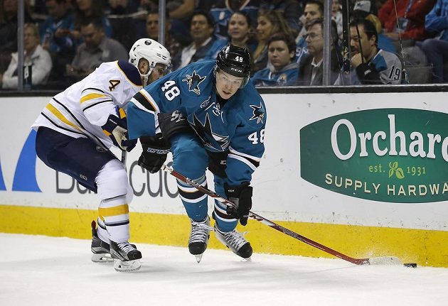 Český útočník San Jose Tomáš Hertl (48) uniká obránci Buffala Joshi Gorgesovi (4) v zápase NHL.