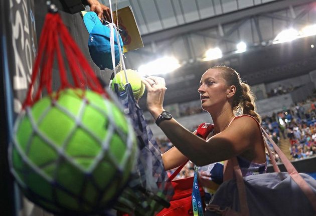 Petra Kvitová rozdává autogramy fanouškům po vítězném vstupu do Australian Open.