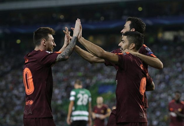 Barcelonský Lionel Messi (vlevo) se raduje s Luisem Suárezem, vlastní gól si dal Sebastian Coates ze Sportingu.
