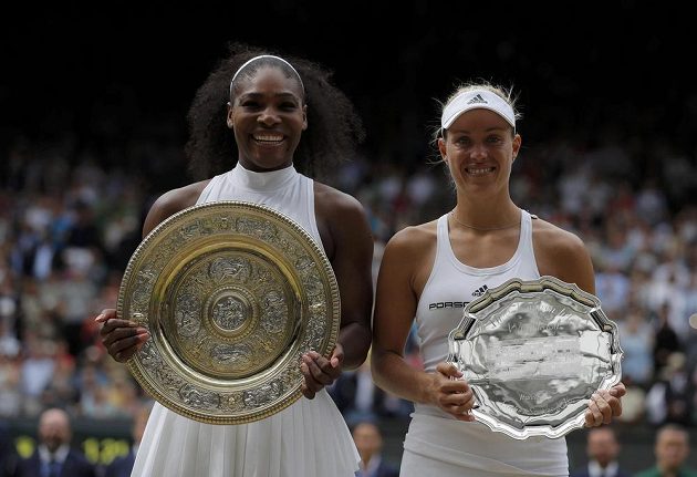Vítězka Wimbledonu Serena Williamsová (vlevo) a poražená finalistka Angelique Kerberová.