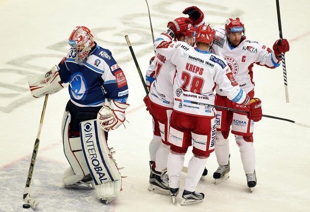 Třinečtí hokejisté se radují z gólu proti Plzni. Vlevo je brankář Indiánů Alexandr Hylák.