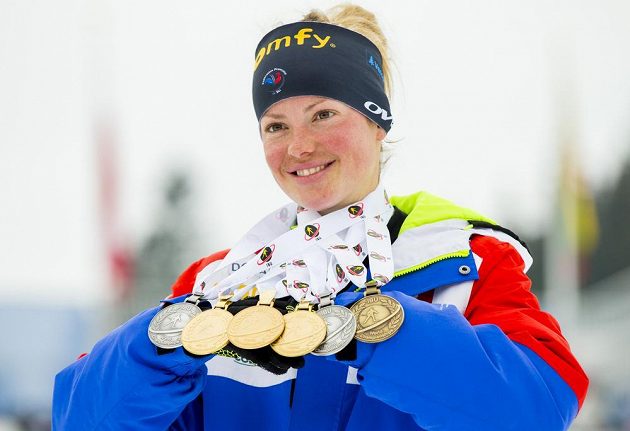 To je žeň! Francouzská biatlonistka Marie Dorinová-Habertová s kolekcí medailí z MS v Oslu.