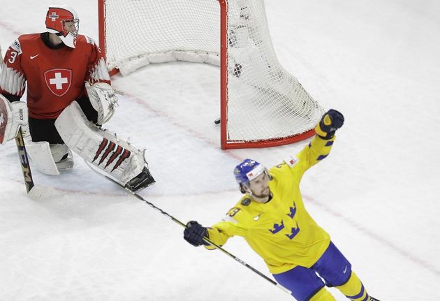 Filip Forsberg oslavuje proměněný nájezd, nakonec byl rozhodující a Švédové slaví jedenáctý titul mistrů světa.