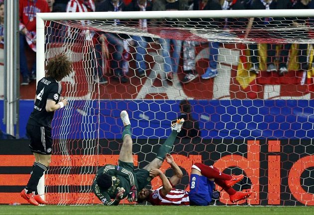 Gólman Chelsea Petr Čech při kolizi s hráčem Atlétika Madrid Raúlem Garcíou, po němž musel český hráč kvůli zranění střídat.