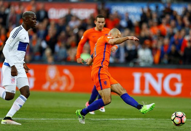 Nizozemec Arjen Robben střílí gól do sítě Lucemburska v kvalifikaci o postup na MS 2018.