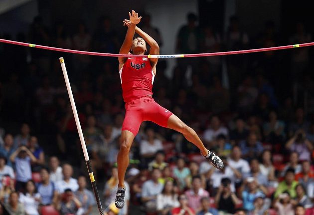 Americký desetibojař Ashton Eaton překonává laťku při skoku o tyči na mistrovství světa v atletice v Pekingu.