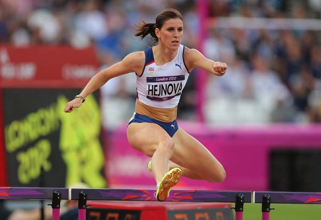 Zuzana Hejnová při finálovém závodě na 400 m překážek na LOH v Londýně 2012.