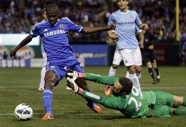 Gólman Manchesteru City Richard Wright se v exhibičním utkání v USA snaží zastavit Ramirese z Chelsea.