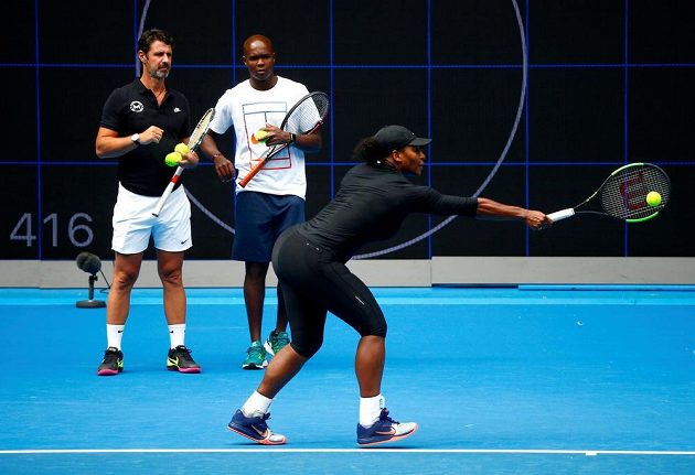 Serena Williamsová při tréninku před Australian Open v Melbourne pod dohledem trenéra Patricka Mouratogloua (vlevo).