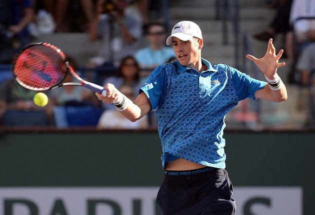 Americký tenista John Isner dlouho srbskému favoritovi v semifinále turnaje v Indian Wells odolával.