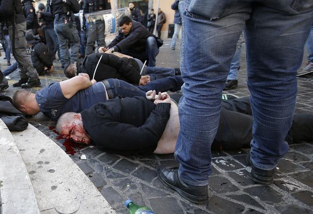 Střet fanoušků Feyenoordu s italskou policicí v Římě před zápasem fotbalové EL skončil krvavě.