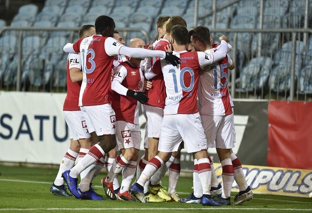 Fotbalisté Slavie se radují z prvního gólu v Opavě, který vstřelil Jaromír Zmrhal.