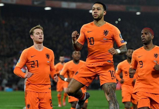 Nizozemský fotbalista Memphis Depay slaví gól v síti Běloruska v kvalifikaci o postup na EURO 2020.