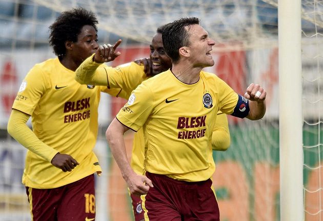 Sparťané David Lafata (vpravo), Costa a Tiémoko Konaté (vlevo) oslavují gól na 2:0 proti Českým Budějovicím.