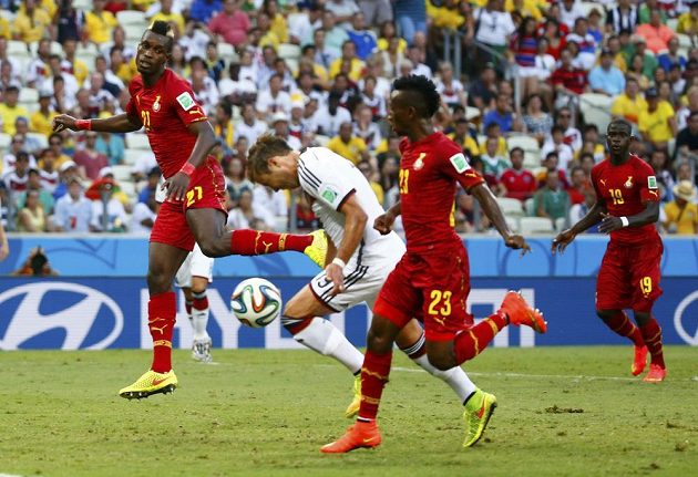 Mario Götze (v bílém) odhlavičkoval míč do vlastního kolene, od nějž se odrazil do sítě Ghany.