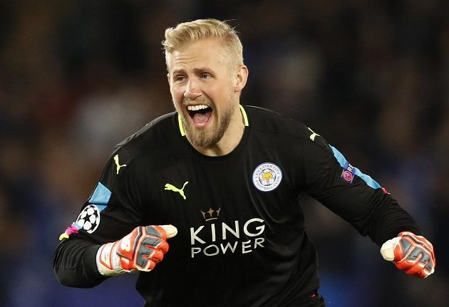 Brankář Leicesteru City Kasper Schmeichel jásá po gólu spoluhráče Wes Morgana proti Seville.