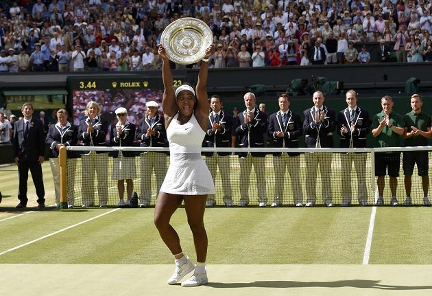 Americká tenistka Serena Williamsová slaví svůj šestý triumf v All England Clubu.
