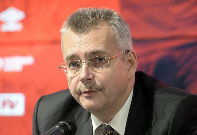 Předseda představenstva fotbalové Slavie Jaroslav Tvrdík nové posily Petra Ševčíka a Lukáše Masopusta. Oba záložníci podepsali v Edenu smlouvy na tři a půl roku.