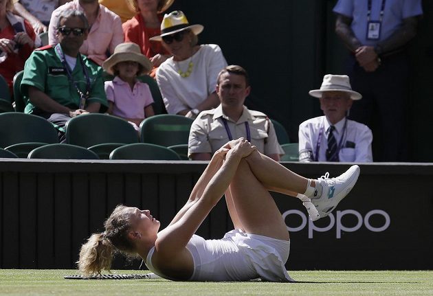 Česká tenistka Kateřina Siniaková se zvedá z travnatého wimbledonského dvorce.