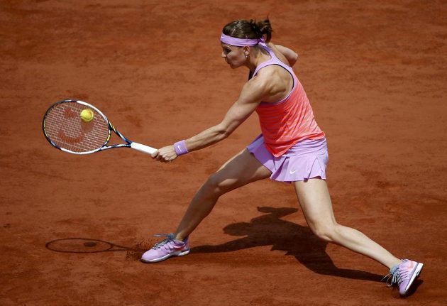 Lucie Šafářová během čtvrtfinálového zápasu Roland Garros se Španělkou Garbiňe Muguruzaovou.