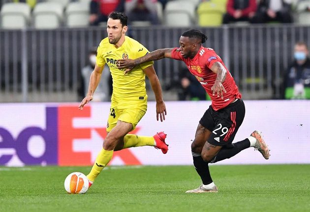 Aaron Wan-Bissaka z Manchesteru United s snaží zastavit Alfonsa Pedraza z Villarrealu