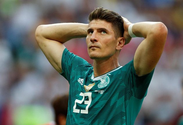 Německý fotbalista Mario Gomez neskrývá zklamání. Obhájci titulu se loučí s MS 2018 už po základní skupině.