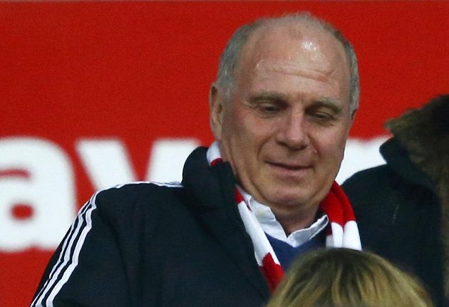 Bývalý prezident fotbalového Bayern Uli Hoeness na tribuně příliš mnoho radosti po propuštění z vězení neměl.