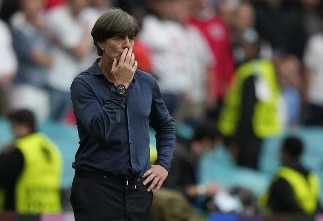 Německý kouč Joachim Löw poté, co jeho tým v souboji s Anglií podruhé inkasoval.