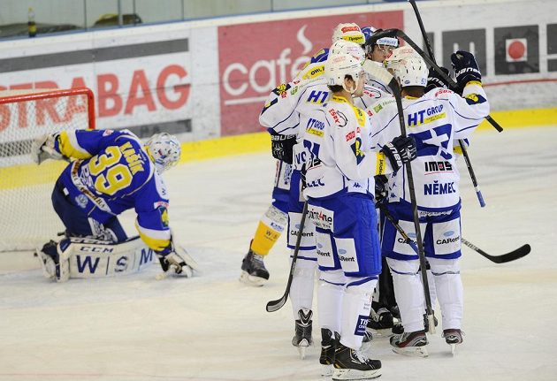 Hokejisté Komety Brno slaví gól v síti Zlína. Vlevo smutný brankář Beranů Libor Kašík.