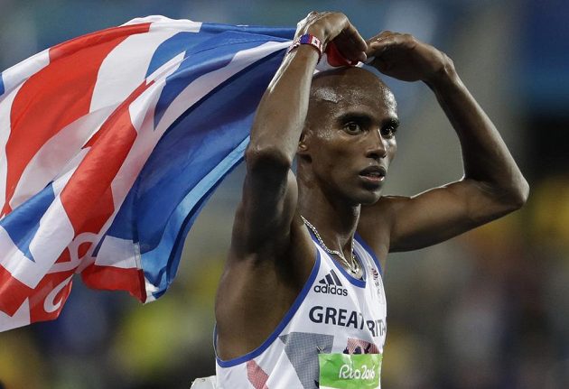 Víěz běhu na deset tisíc metrů Mo Farah z Británie oslavuje vítězství svým pověstným srdcem.