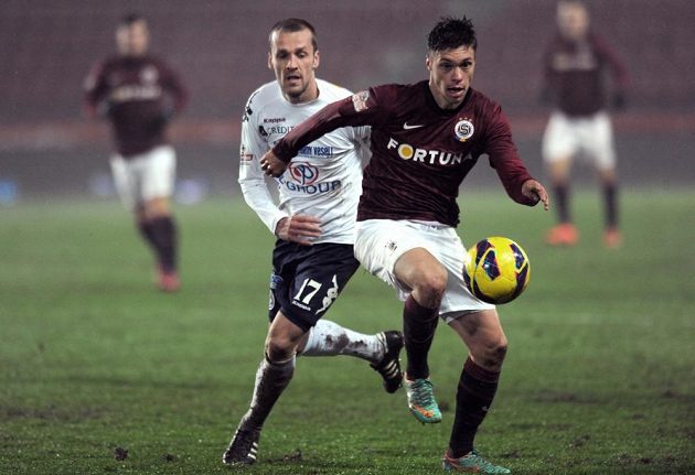 Václav Kadlec ze Sparty (vpředu) a Martin Kuncl ze Slovácka v utkání 17. kola Gambrinus ligy.