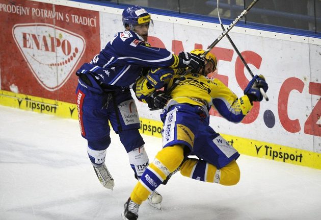 Tomáš Dujsík z Brna (vlevo) a Jiří Ondráček ze Zlína v úvodním finálovém duelu play off extraligy.