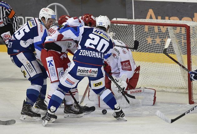 Závar přeb brankou třineckého Petera Hamerlíka v utkání 27. kola hokejové extraligy, kdy byla soupeřem Ocelářů brněnská Kometa.