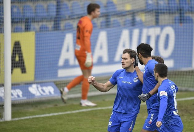 Fotbalisté Liberce se radují z gólu, který z penalty vstřelil Michael Rabušic (vlevo).
