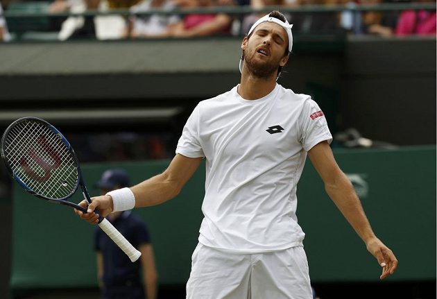 Zklamaný výraz v obličeji Portugalce Joaa Sousy, který ve třetím kole Wimbledonu prohrál s Jiřím Veselým.