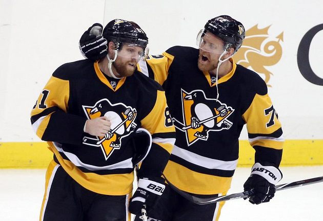 Tučňáci Phil Kessel a Patric Hornqvist (vpravo) se radují z postupu přes Capitals.