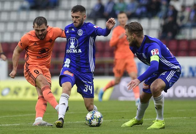 Tomáš Ladra z Boleslavi, Lukáš Greššák a Jan Štěrba, oba z Olomouce v akci během utkání nejvyšší soutěže.