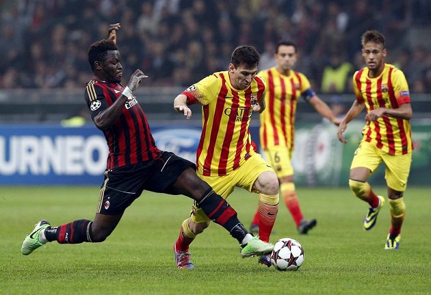Lionela Messiho (druhý zleva) se snaží zstavit Sulley Muntari z AC Milán.