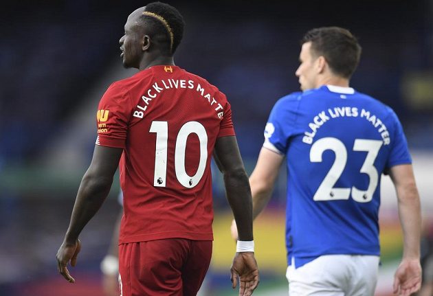 Útočník Liverpoolu Sadio Mané se na začátku derby s Evertonem hodně divil. Zapomněl totiž na dohodnuté gesto Black Lives Matter.