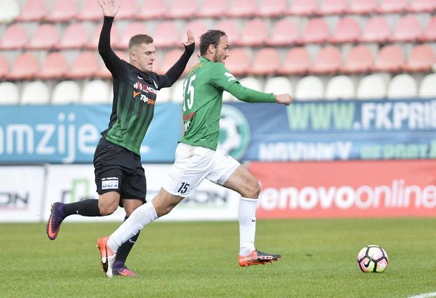Michal Pecháček z Příbrami (vlevo) stíhá jabloneckého útočníka Martina Doležala v zápase 11. kola ePojisteni.cz ligy.