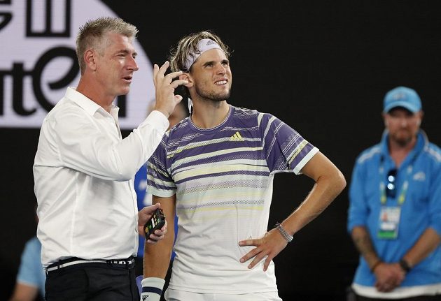 Umpirový rozhodčí John Blom mluví během pauzy v semifinále Australian Open s Dominicem Thiemem.